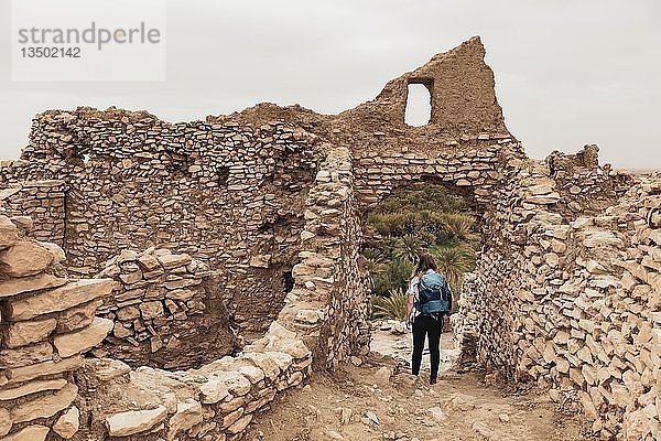 Tourist erkundet eine zerstörte Stadt  Ruinen  Ksar Meski  Errachidia  Marokko  Afrika
