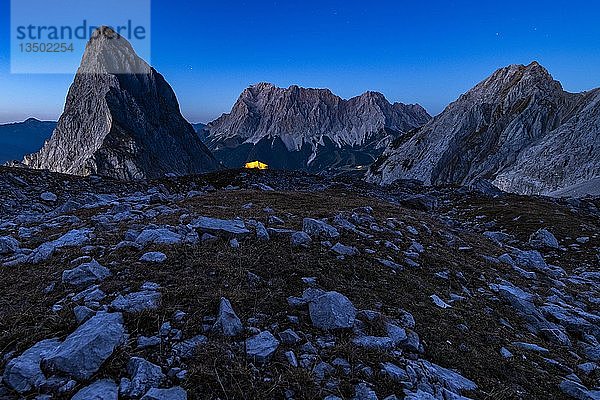Gipfel der Sonnenspitze und Zelt mit Zugspitze im Hintergrund zur blauen Stunde  Ehrwald  AuÃŸerfern  Tirol  Österreich  Europa