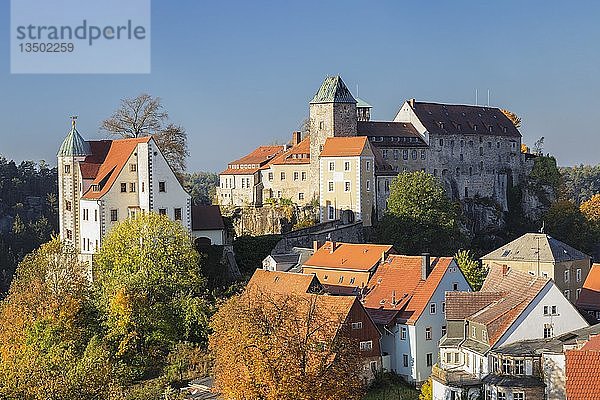 Blick auf die Burg Hohnstein  Hohnstein  Elbsandsteingebirge  Sächsische Schweiz  Sachsen  Deutschland  Europa