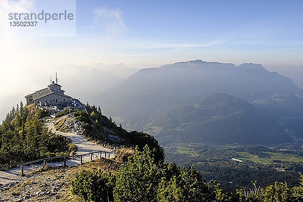 Kehlsteinhaus am Kehlstein  rechts hinten Untersberg  Berchtesgadener Alpen  Nationalpark Berchtesgaden  SchÃ¶nau am KÃ¶nigsee  Oberbayern  Beyern  Deutschland  Europa