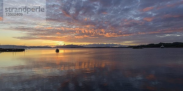 Sonnenuntergang über dem Meer und Holzboot  Crinan  Schottland  Großbritannien