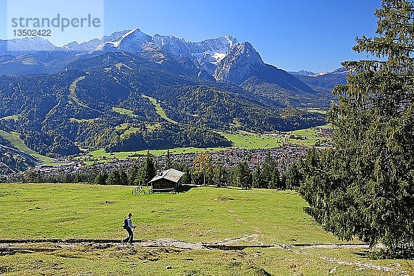 EckenhÃ¼tte am Wank mit Blick auf den Ort und das Wettersteingebirge mit Alpspitze 2628m und Zugspitze 2962m  Garmisch-Partenkirchen  Werdenfelser Land  Oberbayern  Bayern  Deutschland  Europa