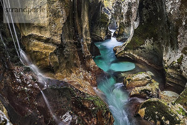 Der Fluss Soca fließt durch eine enge Schlucht  Soca-Tal  Triglav-Nationalpark  Bovec  Slowenien  Europa