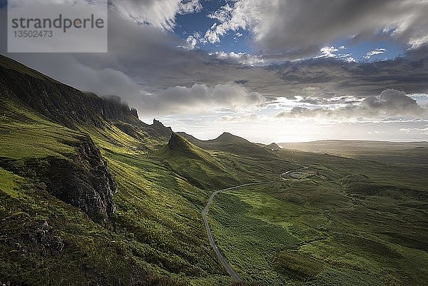 Morgenlicht in der felsigen Landschaft von Quiraing  Isle of Skye  Schottland  Vereinigtes Königreich  Europa