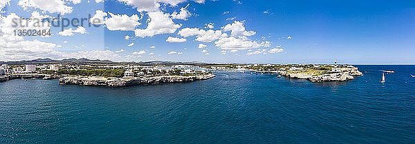 Luftaufnahme  Bucht von Portocolom und Cala Parbacana  Leuchtturm  Punta de ses Crestes  Potocolom  Mallorca  Balearische Inseln  Spanien  Europa