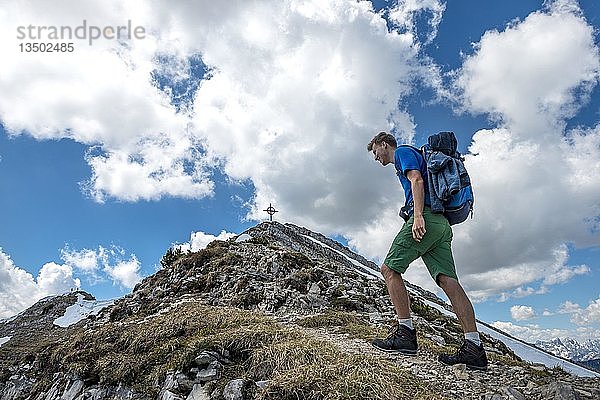 Wanderer auf dem Weg zum Seekarspitz  hinter dem Gipfel mit Gipfelkreuz des Seekarspitz  Tirol  Österreich  Europa