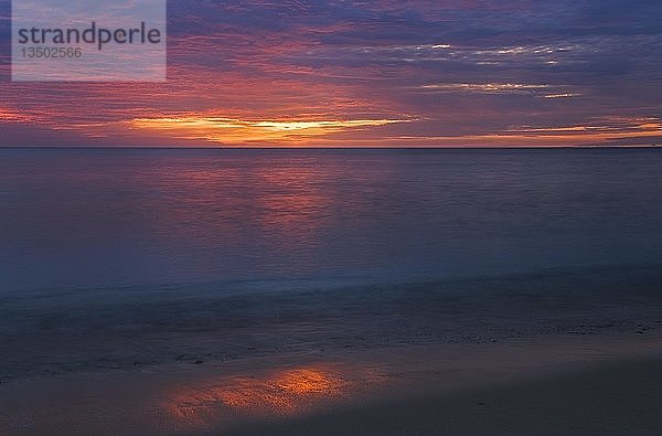 Dramatischer Sonnenaufgang am Strand  Insel Pulau Weh  Provinz Aceh  Sumatra  Indonesien  Asien