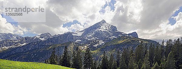 Panorama am Kreuzeck mit Alpspitze und Zugspitzmassiv  Kreuzeckgruppe  Landkreis Garmisch-Partenkirchen  Oberbayern  Bayern  Deutschland  Europa