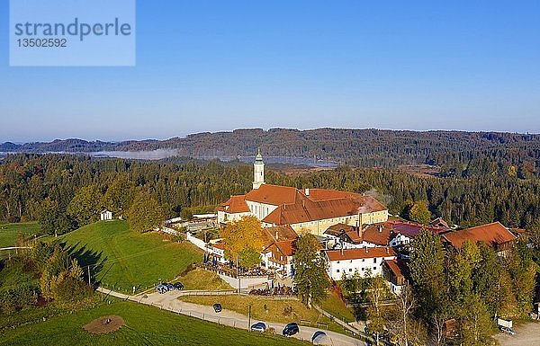 Kloster Reutberg  hinter dem Kirchsee  Sachsenkam  TÃ¶lzer Land  Drohnenaufnahme  Oberbayern  Bayern  Deutschland  Europa