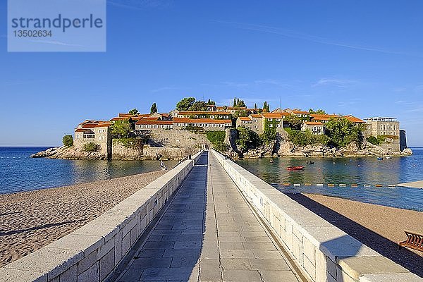 Damm zur Insel Sveti Stefan  in der Nähe von Budva  Adriaküste  Montenegro  Europa