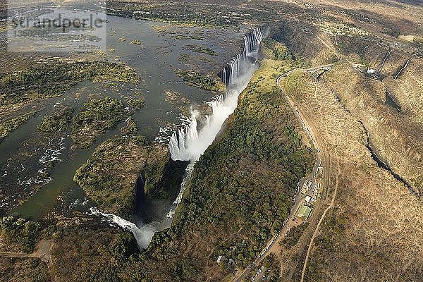 Luftaufnahme  Victoria Falls Brücke über den Zambezi Fluss  Simbabwe  Afrika
