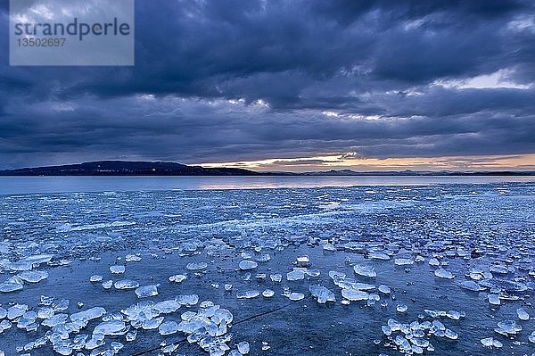 Eisbrocken auf einer vereisten Fläche am Ufer der Insel Reichenau  Baden-Württemberg  Deutschland  Europa