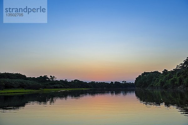 Flusslandschaft mit Rio Negro bei Sonnenuntergang  Fazenda Barranco Alto  Pantanal  Mato Grosso do Sul  Brasilien  Südamerika