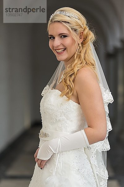 Porträt einer jungen Frau in einem weißen Hochzeitskleid