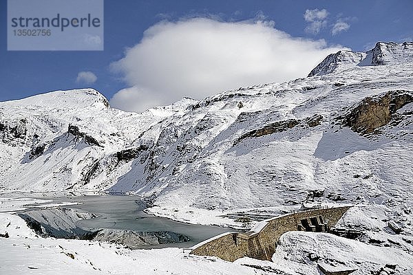 Stausee Naßfeld mit Staumauer auf 2233 m an der Großglockner Hochalpenstraße mit verschneiten Bergen  Schartenkopf 2857 m und Untere Pfandlscharte  Nationalpark Hohe Tauern  Kärnten  Österreich  Europa