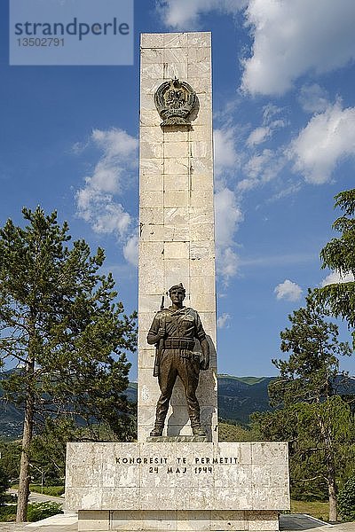 Partisanendenkmal  Përmet  Permet  Vjosa-Tal  Bezirk Gjirokastra  Gjirokastër  Albanien  Europa