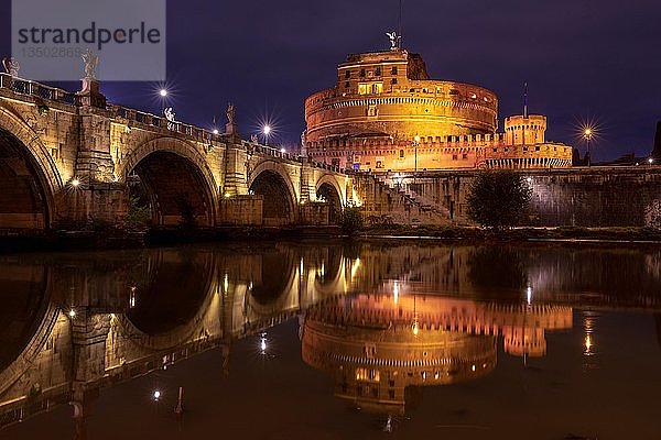 Beleuchtete Engelsburg und Ponte Sant'Angelo-Brücke bei Nacht  Rom  Latium  Italien  Europa