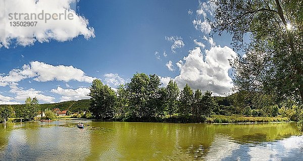 Landschaftsfoto des Flusses Altmühl in der Nähe der Hammermühle bei Solnhofen im Naturpark Altmühltal  Bayern  Deutschland  Europa