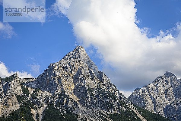 Ehrwalder Sonnenspitze  Berglandschaft mit bewölktem Himmel  Tiroler Alpen  Ehrwalder Becken  bei Ehrwald  Lermoos  Tirol  Österreich  Europa
