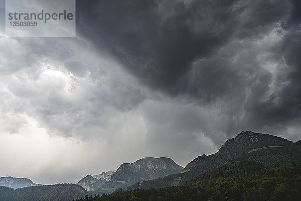 Dramatische Lichtstimmung mit dunklen Gewitterwolken über den Bergen  dunkle Wolken  Gewitter  Nationalpark Berchtesgadener Land  Berchtesgadener Land  Oberbayern  Bayern  Deutschland  Europa