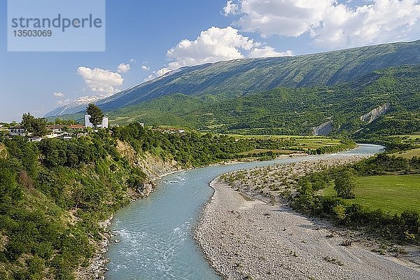 Fluss Vjosa  Dorf Piskovë  Bezirk Gjirokastra  Gjirokastër  Albanien  Europa