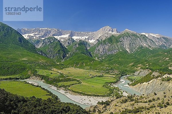 Fluss Vjosa  oberes Vjosa-Tal  Dörfer Kanikol und Dracove bei Çarçovë  Region Permet  Bezirk Gjirokastra  Gjirokastër  Albanien  Europa