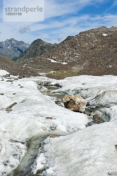 Gletscherbach schlängelt sich durch Gletscherzunge unterhalb des Gipfels Schwarzwand  3105 m  Croda Nera  Rieserfernergruppe  Vedrette di Ries  Naturpark Rieserferner-Ahrn  Südtirol  Alto Adige  Italien  Europa