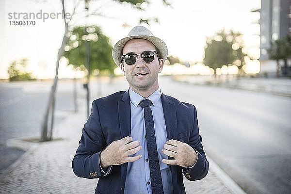 Lifestyle-Porträt eines Mannes im Anzug mit Sonnenbrille  Polen  Europa