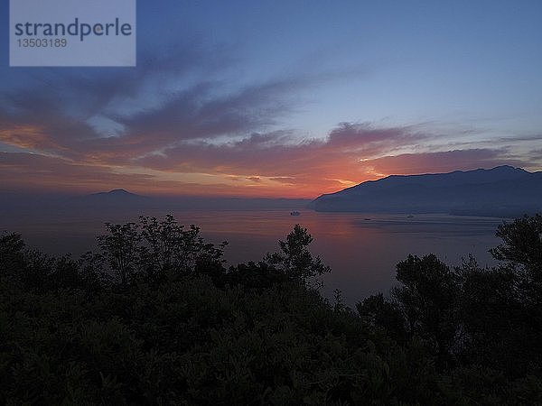 Sonnenaufgang und Morgendämmerung im Golf von Neapel bei Sorrento  im Hintergrund der Vesuv  Kampanien  Italien  Europa