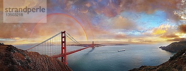 Panorama der Golden Gate Bridge mit Regenbogen bei Sonnenuntergang und orange leuchtenden Gewitterwolken  San Francisco  Kalifornien  USA  Nordamerika