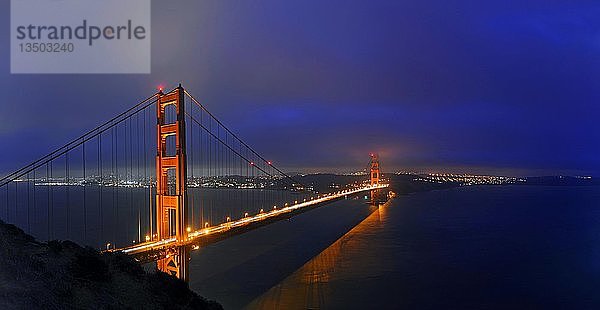 Golden Gate Bridge in der Abenddämmerung  San Francisco  Kalifornien  Vereinigte Staaten  Nordamerika