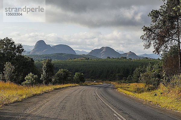 Granitfelsen in der Nähe der Hauptstraße in Westmalawi  Malawi  Afrika