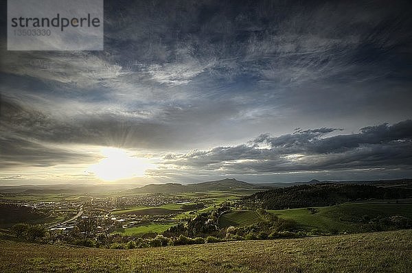 Abendstimmung in der Vulkanlandschaft Hegau  mit Mt Hohenstoffeln am Horizont  Baden-WÃ¼rttemberg  Deutschland  Europa