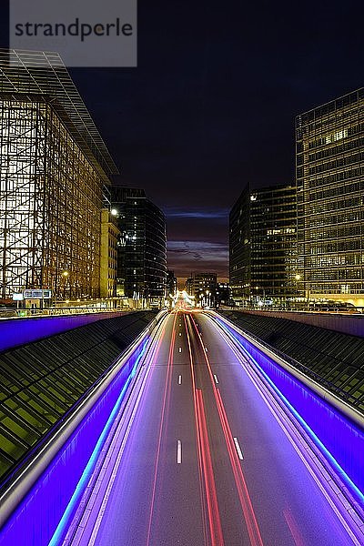 Verkehr  Lichtschienen in der Rue de la Loi  links Europarat  rechts Viertel der Europäischen Kommission  Brüssel  Belgien  Europa