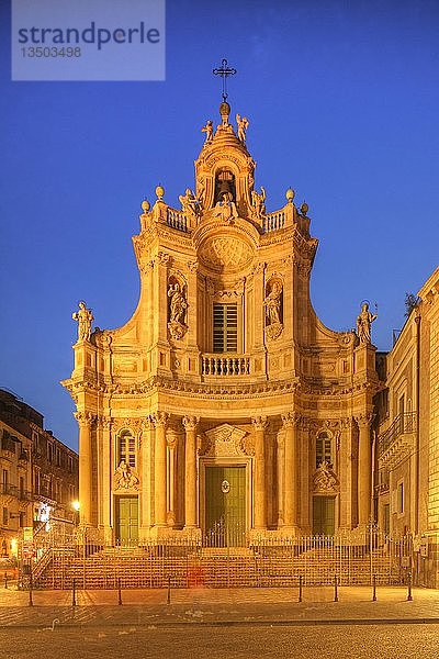 Barocke Basilika della Collegiata in der Abenddämmerung  Catania  Sizilien  Italien  Europa