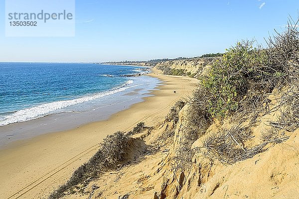 Blick auf den Sandstrand  Küstenschutzgebiet  Crystal Cove State Park  Orange County  Kalifornien  USA  Nordamerika