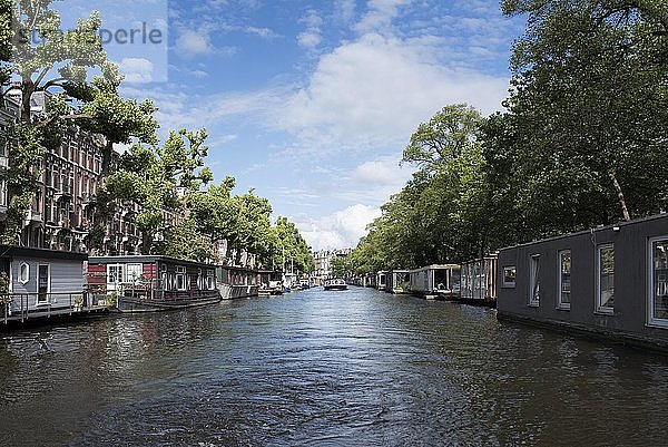 Hausboote in einer Reihe an der Stadhouderskade  Amsterdam  Nordholland  Niederlande