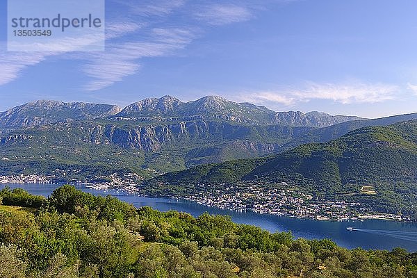 Dörfer Melinje  Zelenika und Kumbor  in der Nähe von Herceg Novi  Orjen-Gebirge  Blick von der Halbinsel Lustica  Äußere Bucht von Kotor  Montenegro  Europa