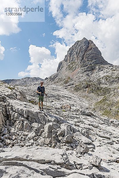 Wanderer steht auf Felsen  Funtenseetauern  Steinernes Meer  Nationalpark Berchtesgaden  Berchtesgadener Land  Oberbayern  Bayern  Deutschland  Europa