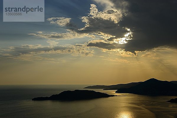 Sonnenuntergang an der Küste bei Budva  Montenegro  Europa