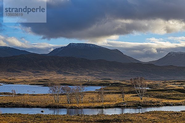 Moorlandschaft mit bewölktem Himmel und Bergen im Hintergrund  Glen Coe  Rannoch Moor  westliche Highlands  Schottland  Vereinigtes Königreich  Europa