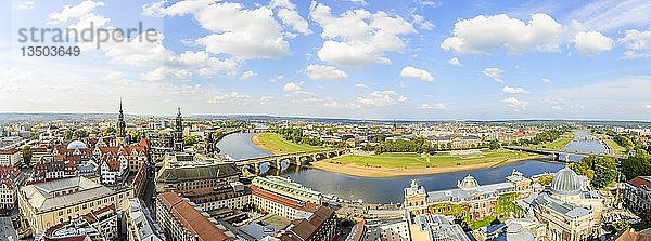 Panorama  Blick auf die Altstadt mit Augustusbrücke  Terrassenufer  Hofkirche  Residenzschloss  Hochschule für Bildende Künste und Elbe der Frauenkirche  Dresden  Sachsen  Deutschland  Europa
