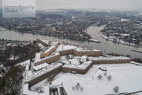 Die schneebedeckte Festung Ehrenbreitstein in Koblenz hoch über dem Deutschen Eck am Zusammenfluss von Rhein und Mosel  Drohnenaufnahme  Koblenz  Rheinland-Pfalz  Deutschland  Europa