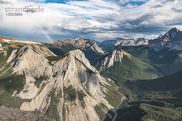 Panoramablick auf Berglandschaft mit Regenbogen  Gipfel mit orangefarbenen Schwefelablagerungen  unberührte Natur  Sulphur Skyline  Jasper National Park  British Columbia  Kanada  Nordamerika