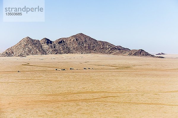 Luftaufnahme  Mount Amichab in trockener Landschaft  Namib-Wüste  Namib-Naukluft-Nationalpark  Erongo-Region  Namibia  Afrika