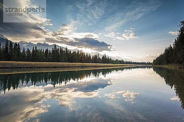 Sonnenaufgang am Two Jack Lake  Wasserspiegelung  Sonnenstrahlen  Banff  Banff National Park  Rocky Mountains  Alberta  Kanada  Nordamerika