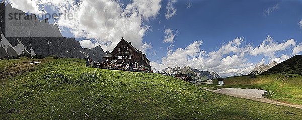 Falkenhütte vor den Lalidererwaende-Felsen  Karwendel  Tirol  Österreich  Europa