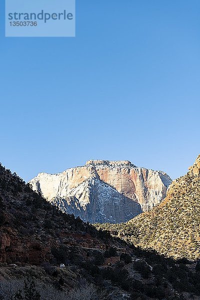 Blick durch den Zion Canyon auf den Altar des Opfers  Zion National Park  Utah  USA  Nordamerika