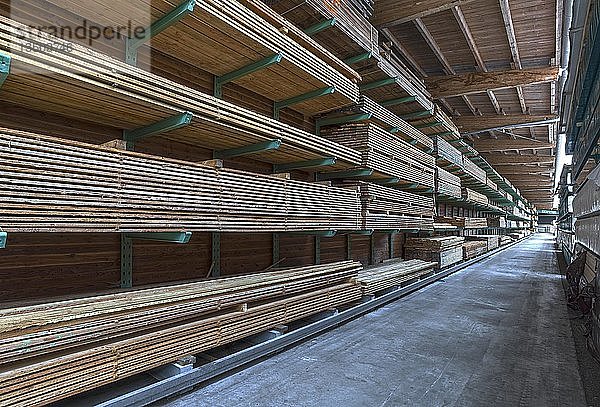 Lagerhalle für Holz in einem Sägewerk  Bayern  Deutschland  Europa