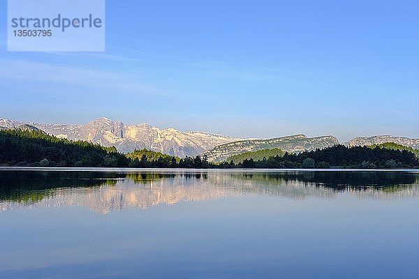 Das Nemërçka-Gebirge spiegelt sich im See  in der Nähe von Leskovic  Region Korça  Korca  Albanien  Europa